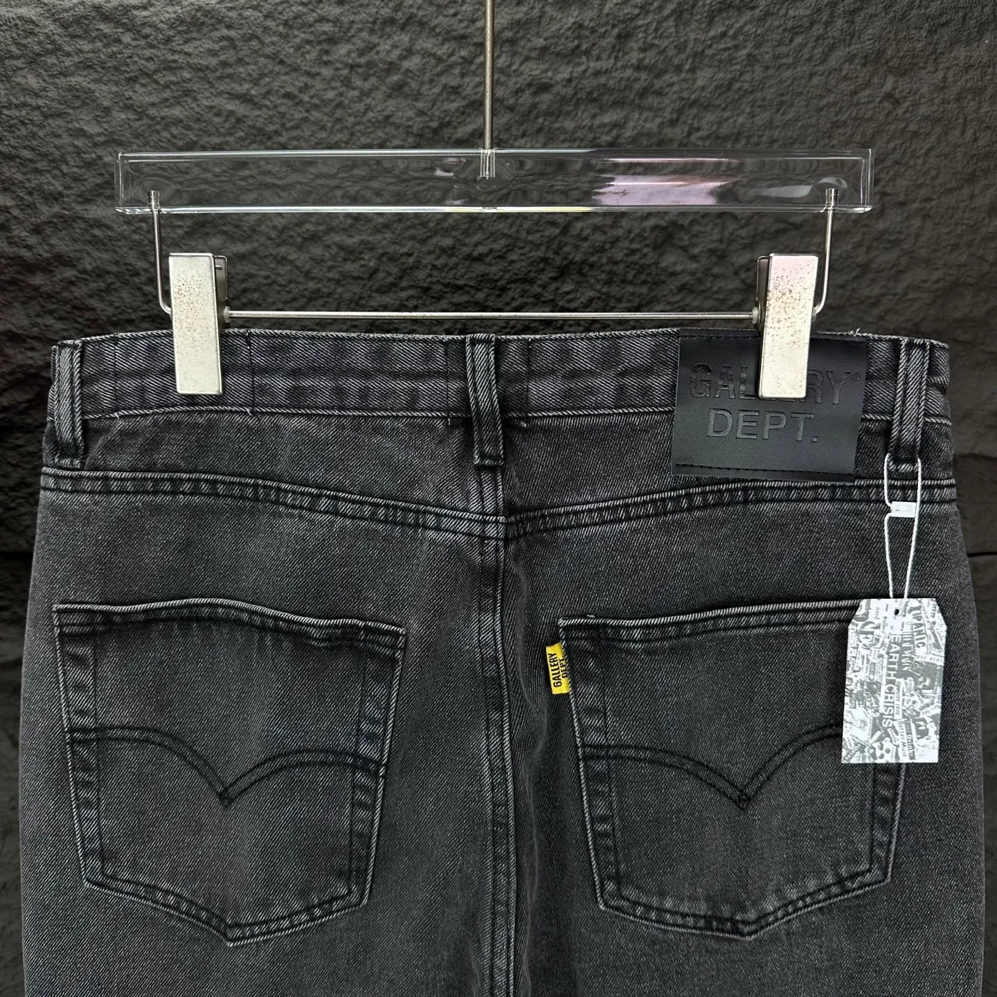 P270 GALLERY DEPT. Co-branded 2025 new style spliced ​​multiple cross-over leather couples style loose washed flared jeans 🔥High version🔥High version🔥 Top ceiling quality Styles with different washed textures are very friendly to people with thin legs and thick legs. The straight version is very flattering to the leg shape. Moderate length that never goes out of style, easy to match with casually, basic styling for various styles, a must-have in the wardrobe! The fabric is stiff but also makes the upper body soft without losing texture. The washing process is even more perfect. It is a must-have item for everyone! ! ! Washed wheat, hang tag, pants label, complete with three labels Color: washed black Size: 28, 30, 32, 34, 36 (five sizes)